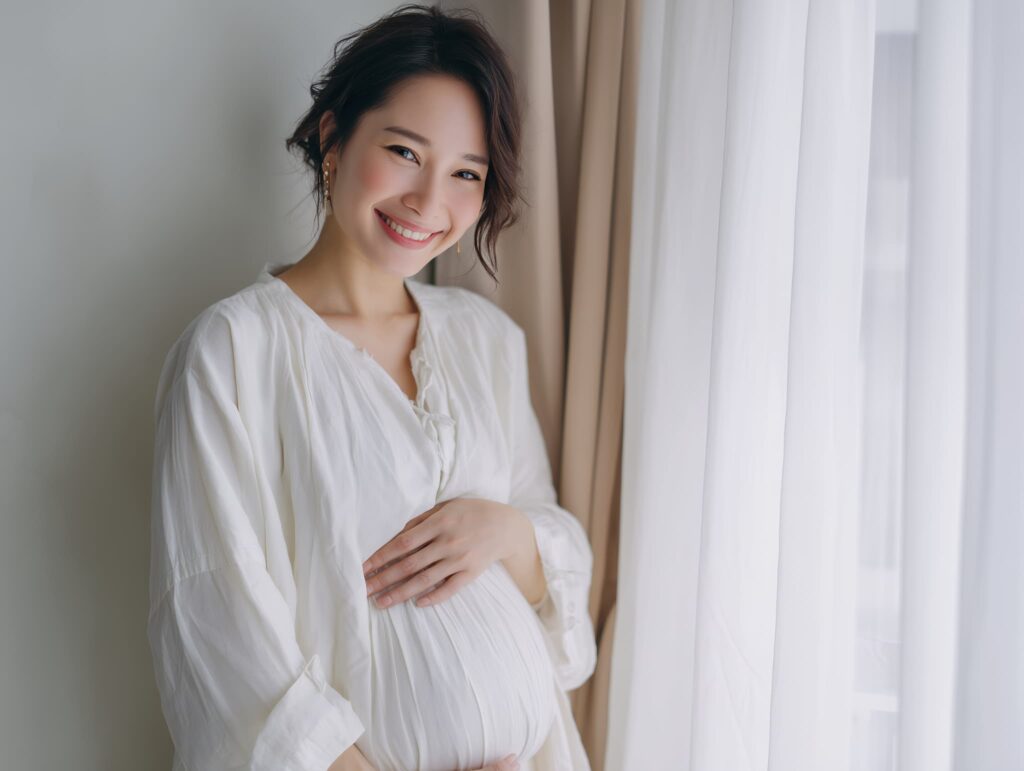 笑顔を見せる妊娠中の女性