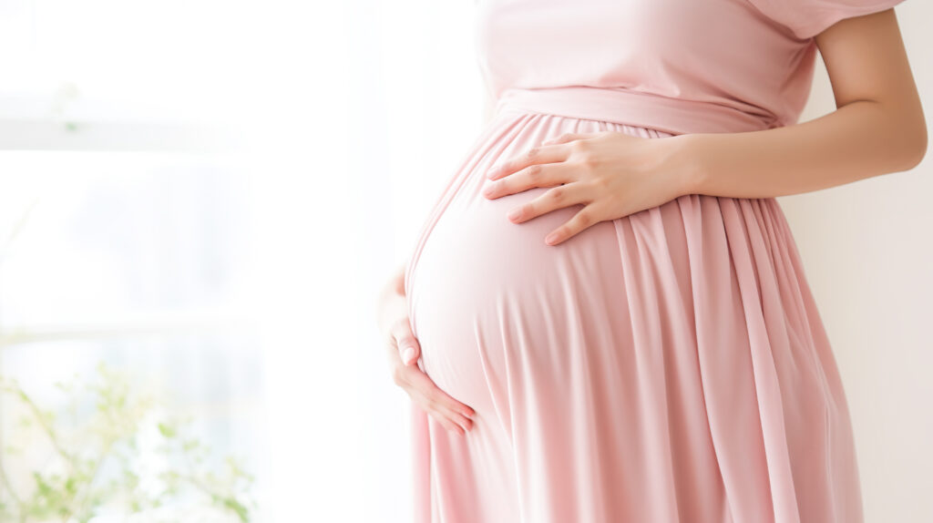 お腹を手で包む妊娠中の女性