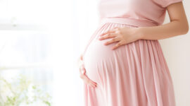 お腹を手で包む妊娠中の女性