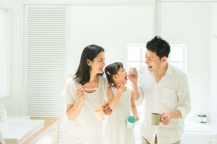 家族みんなで歯磨きをする様子