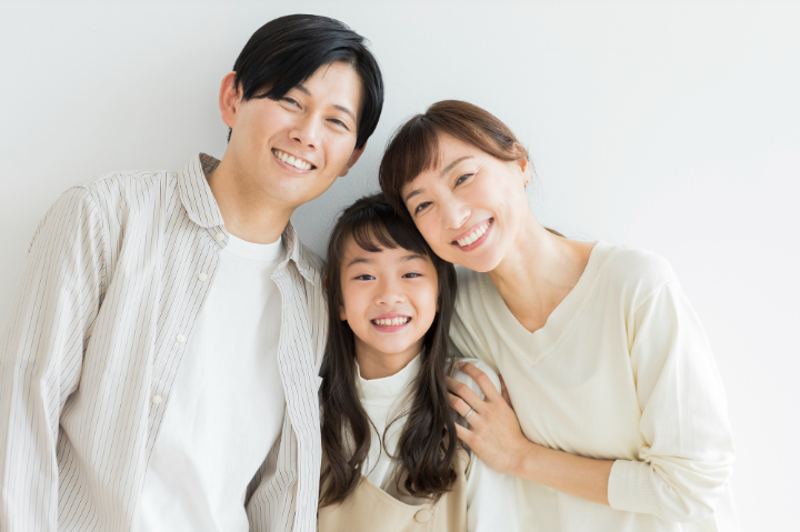 笑顔を見せる家族