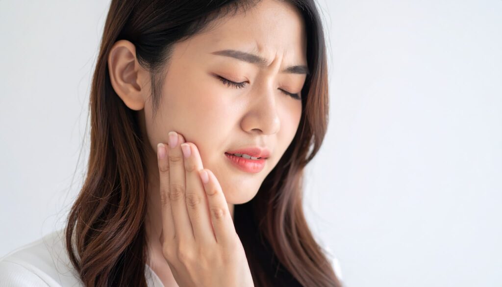 歯に違和感を感じる女性