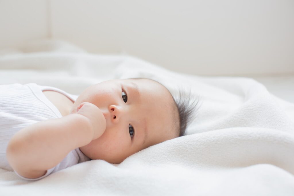 指しゃぶりをする赤ちゃん