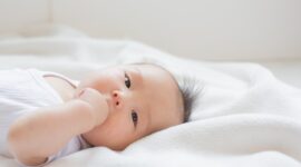 指しゃぶりをする赤ちゃん