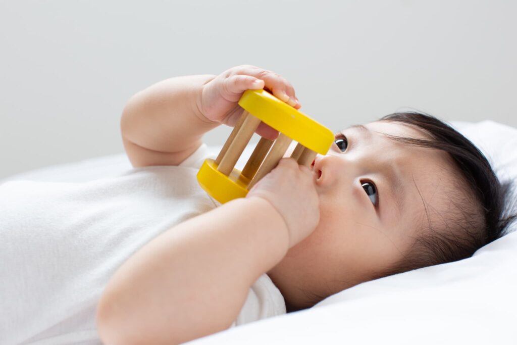 お口で感覚を学ぶ赤ちゃん