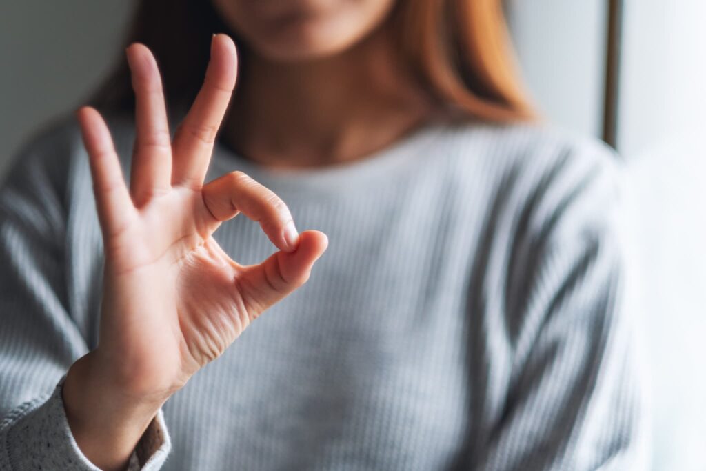 OKサインを出す女性