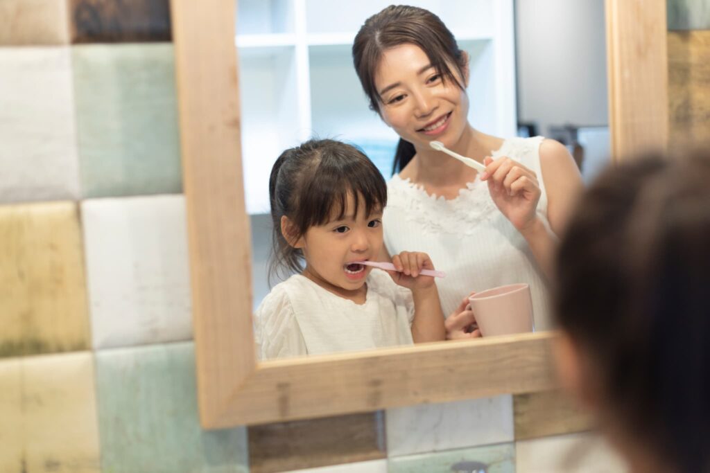 歯磨きをする子供