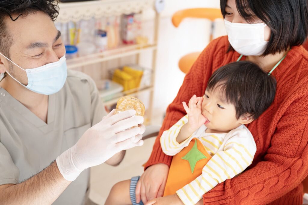 歯科医院で指しゃぶりの相談をする様子