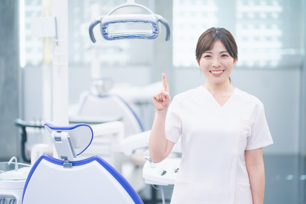妊娠中の歯科検診を促す歯科医師