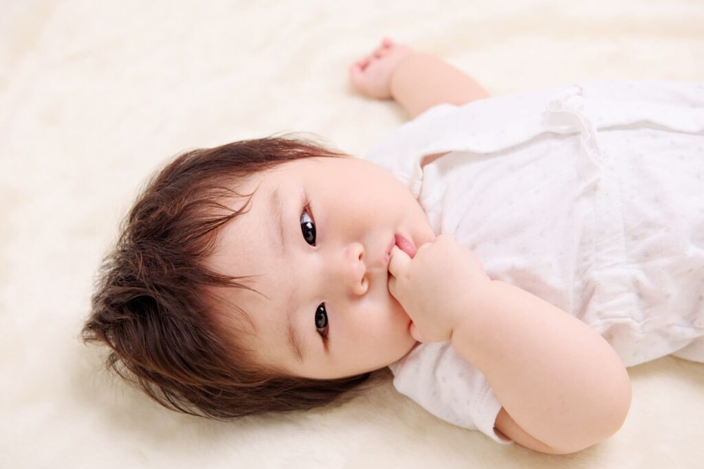 指しゃぶりをする赤ちゃん