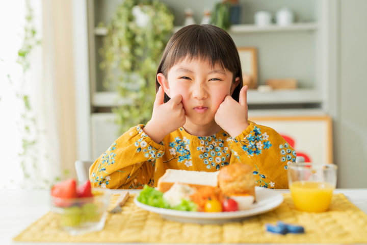 食事をする女の子