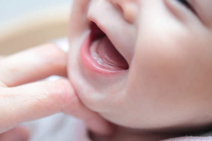 乳歯が生えた赤ちゃんの口元