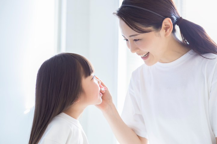 母親が仕上げ磨きをする様子