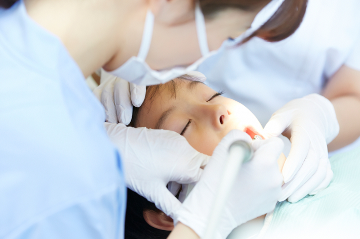 歯科医院で専門的な治療を受ける様子
