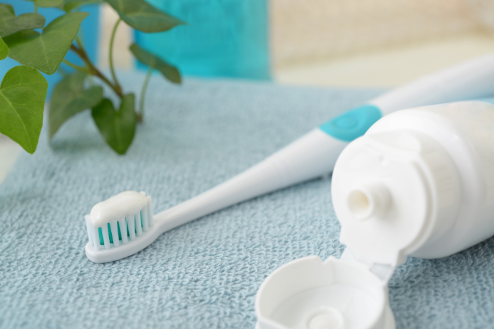 フッ素入りの歯磨き粉を使う様子