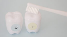 子どもの歯を磨くイメージ