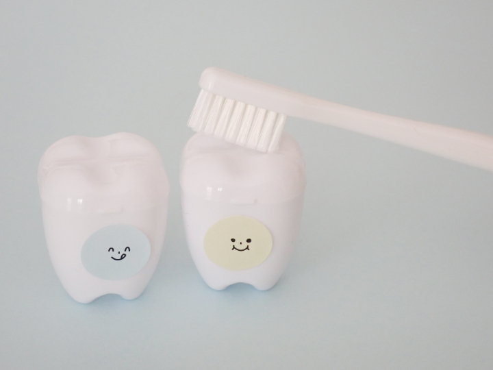 子どもの歯を磨くイメージ