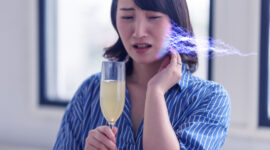 冷たい飲み物がしみる女性