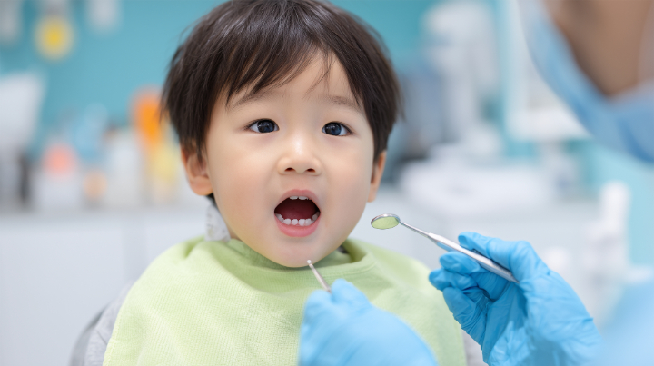 1人で歯の診察を受ける小さい男の子